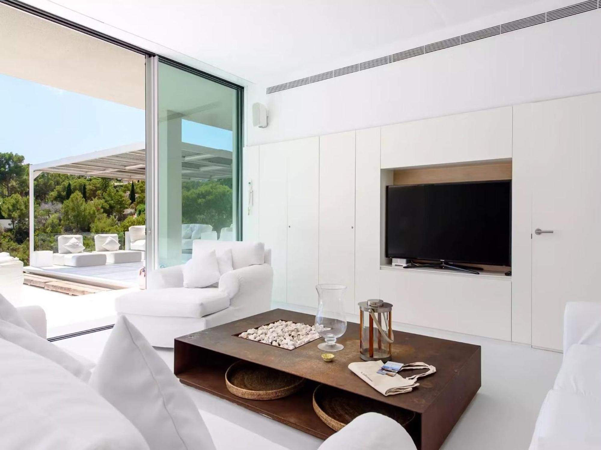 Stylish With Infinity Pool *