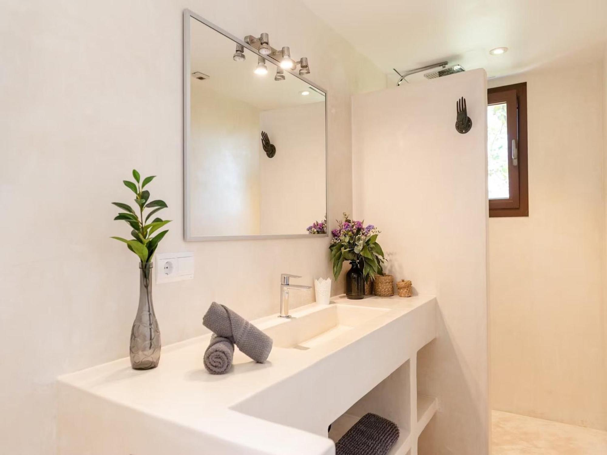 Villa Stunning With Gardens Sant Josep de sa Talaia