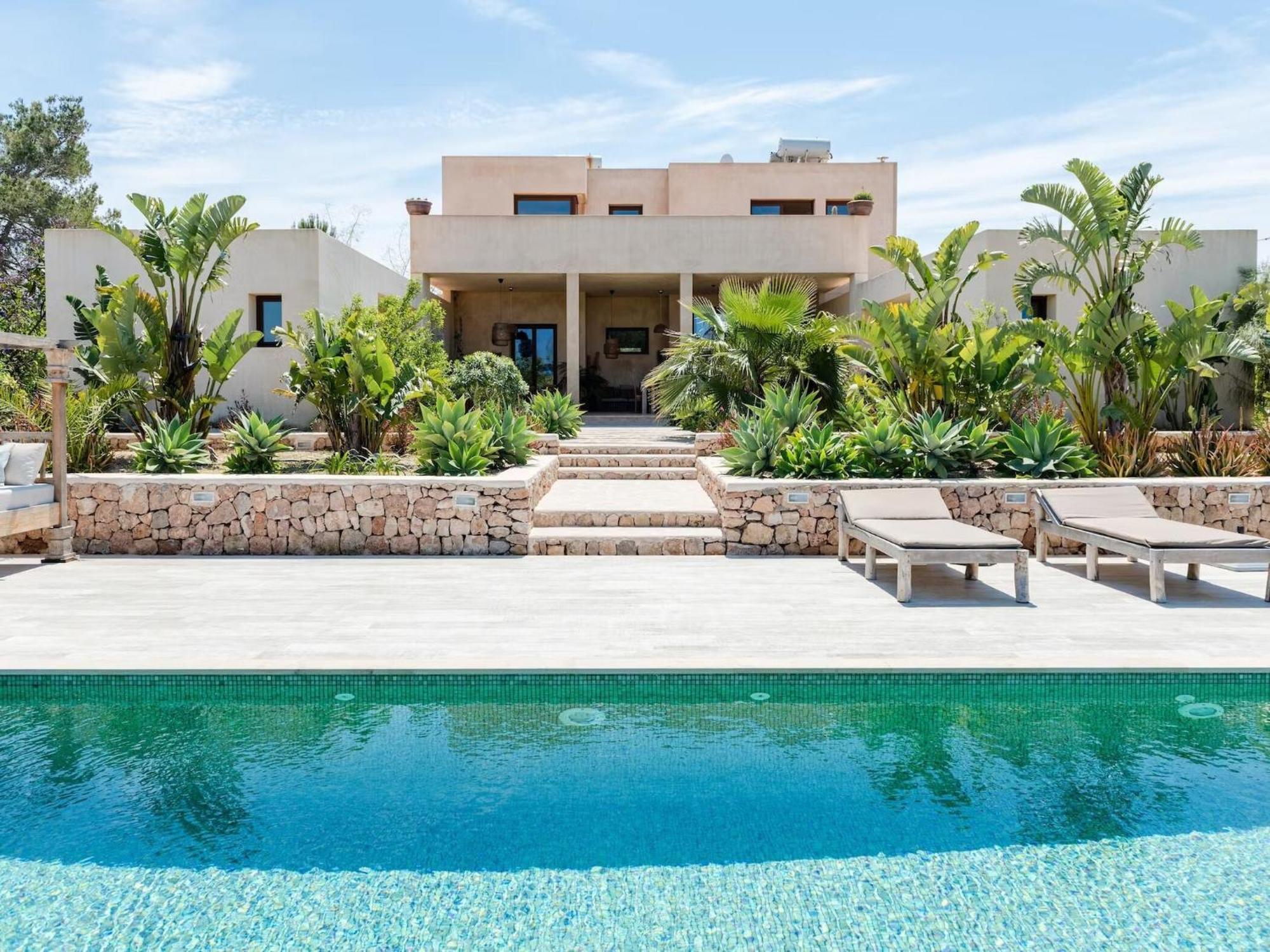 Villa Stunning With Gardens