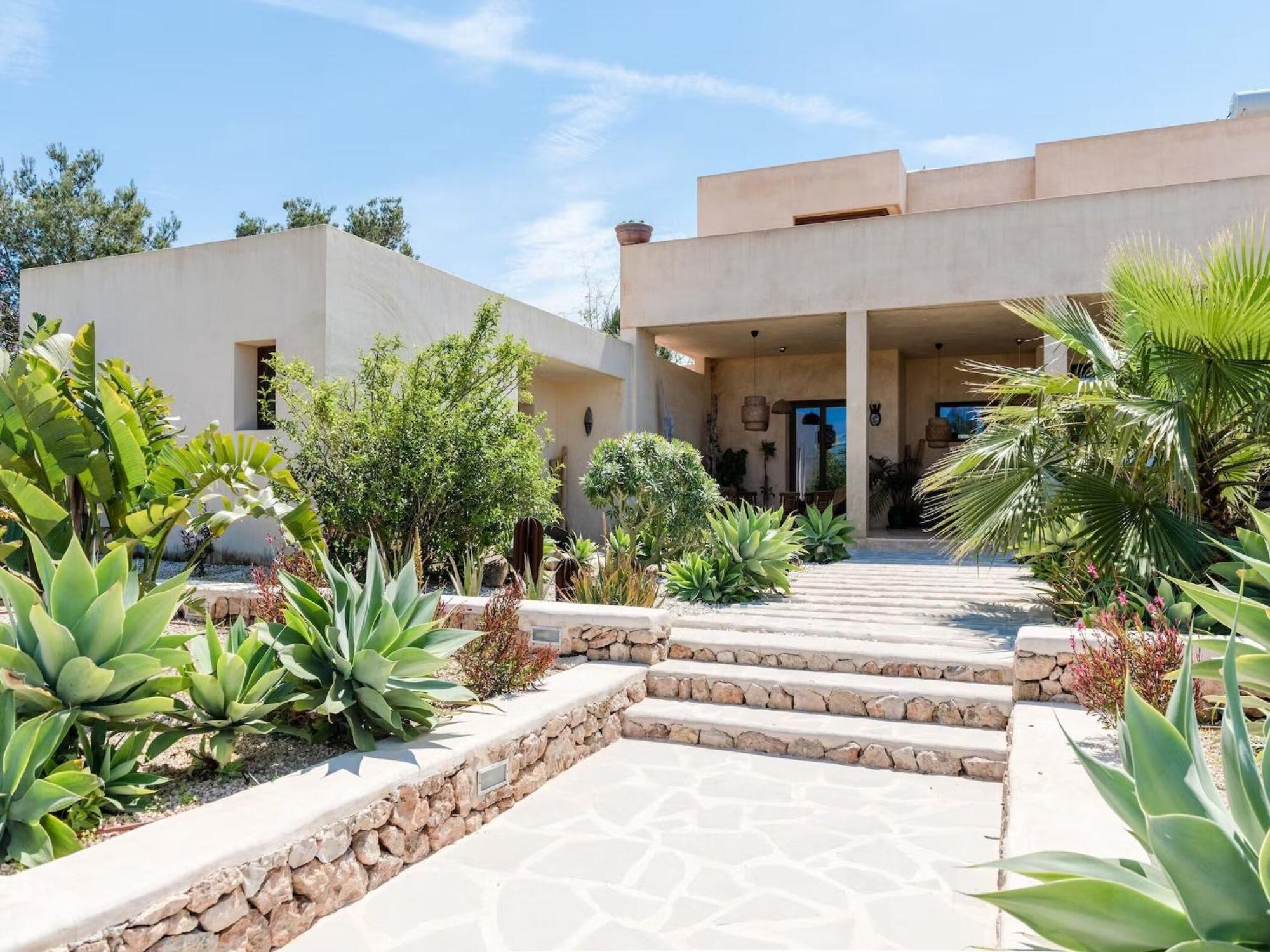 Villa Stunning With Gardens *