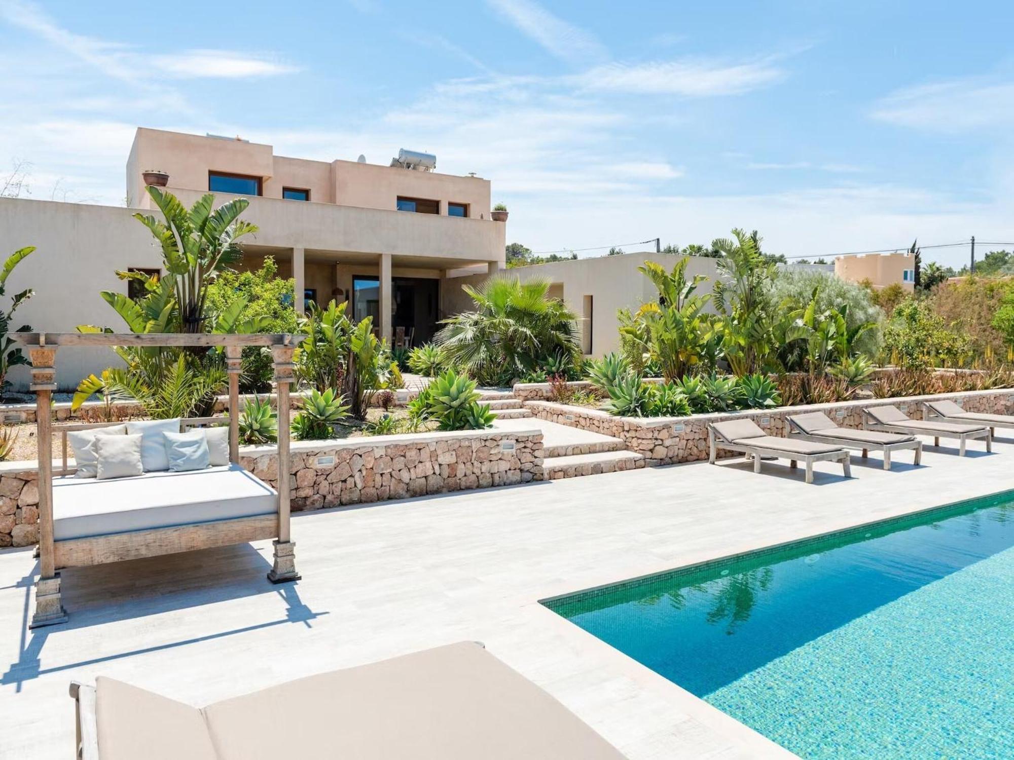 Villa Stunning With Gardens *