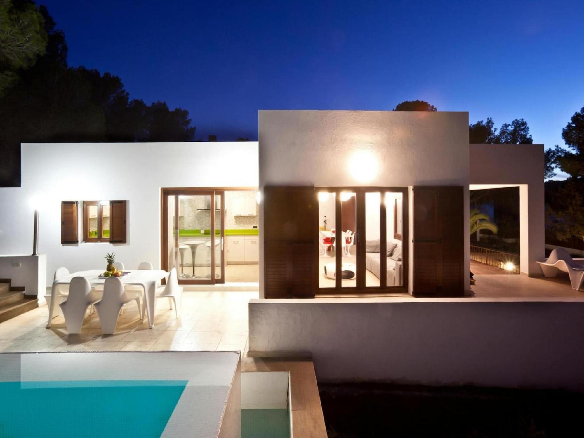 Beachfront With Saltwater Pool Holiday home
