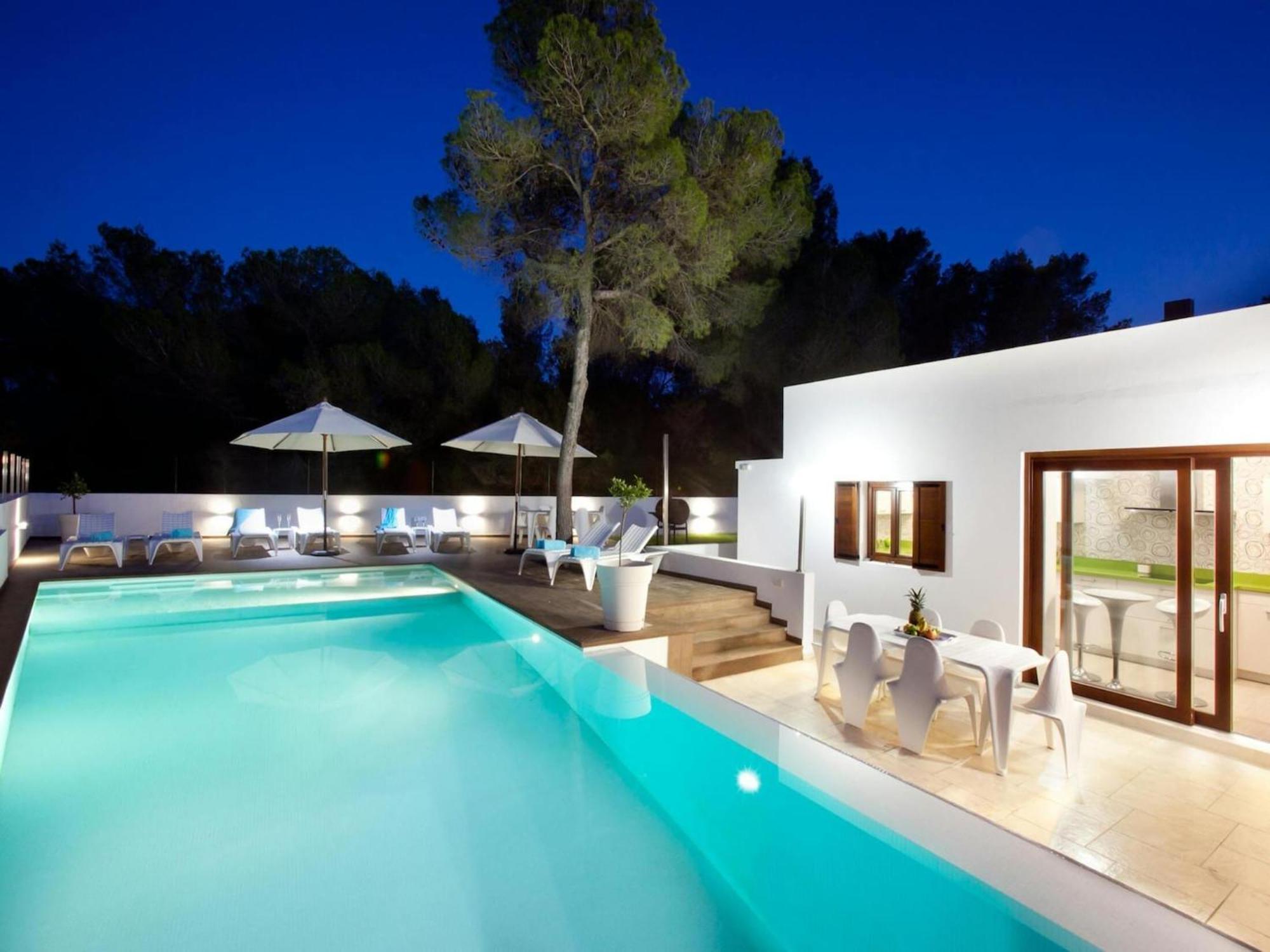 Beachfront With Saltwater Pool Holiday home