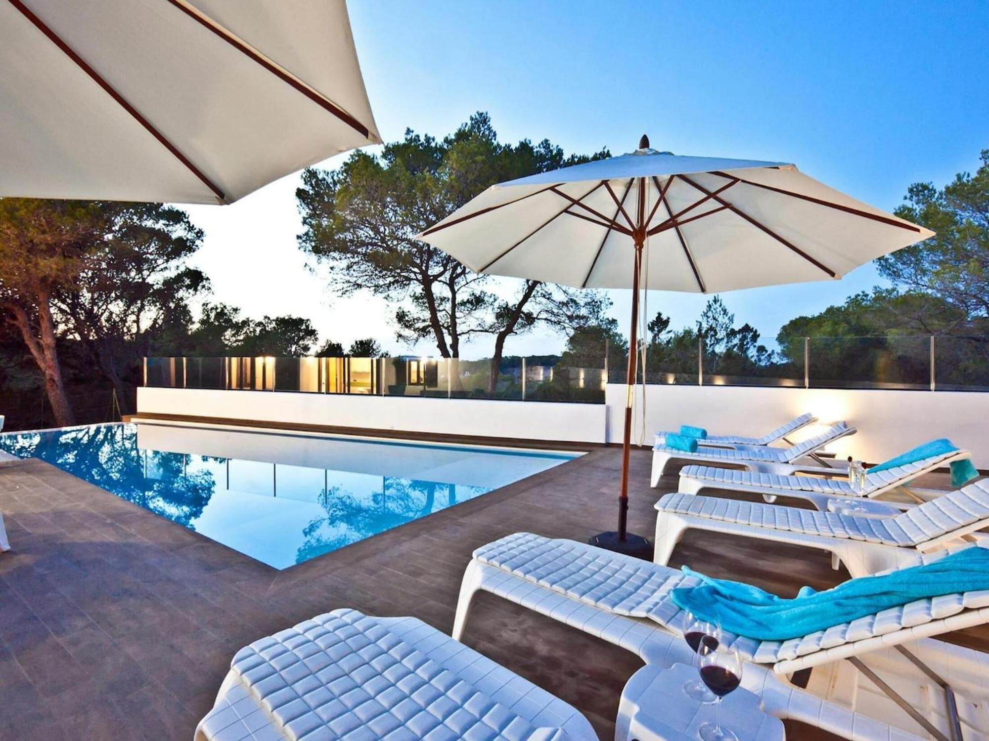 Beachfront With Saltwater Pool *