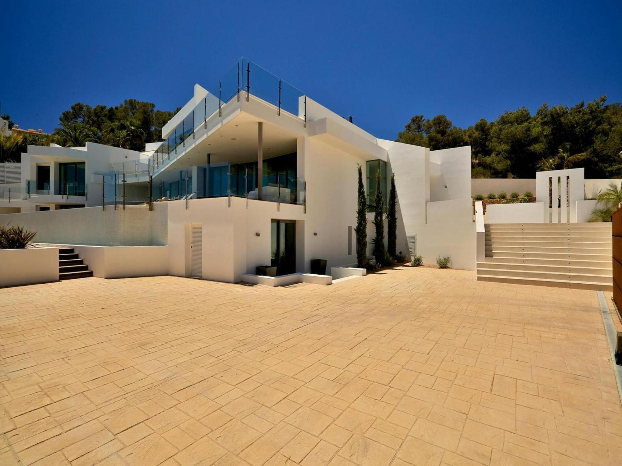 Villa Modern With Vast Terracing