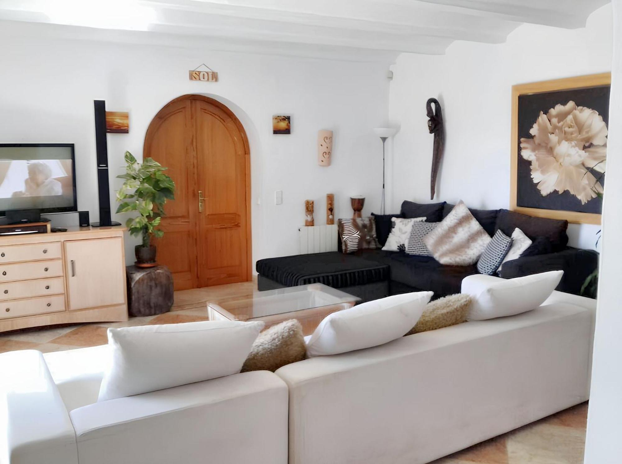 Sophisticated Villa: Private Pool Retreat In Sant Josep