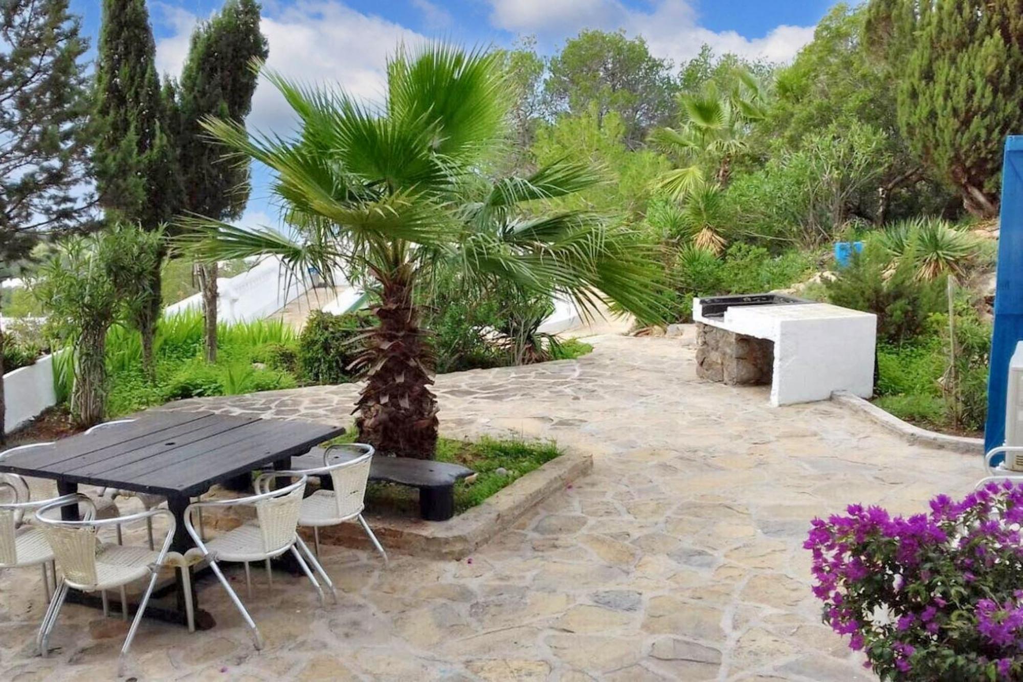 Sophisticated Villa: Private Pool Retreat In Sant Josep Pousada