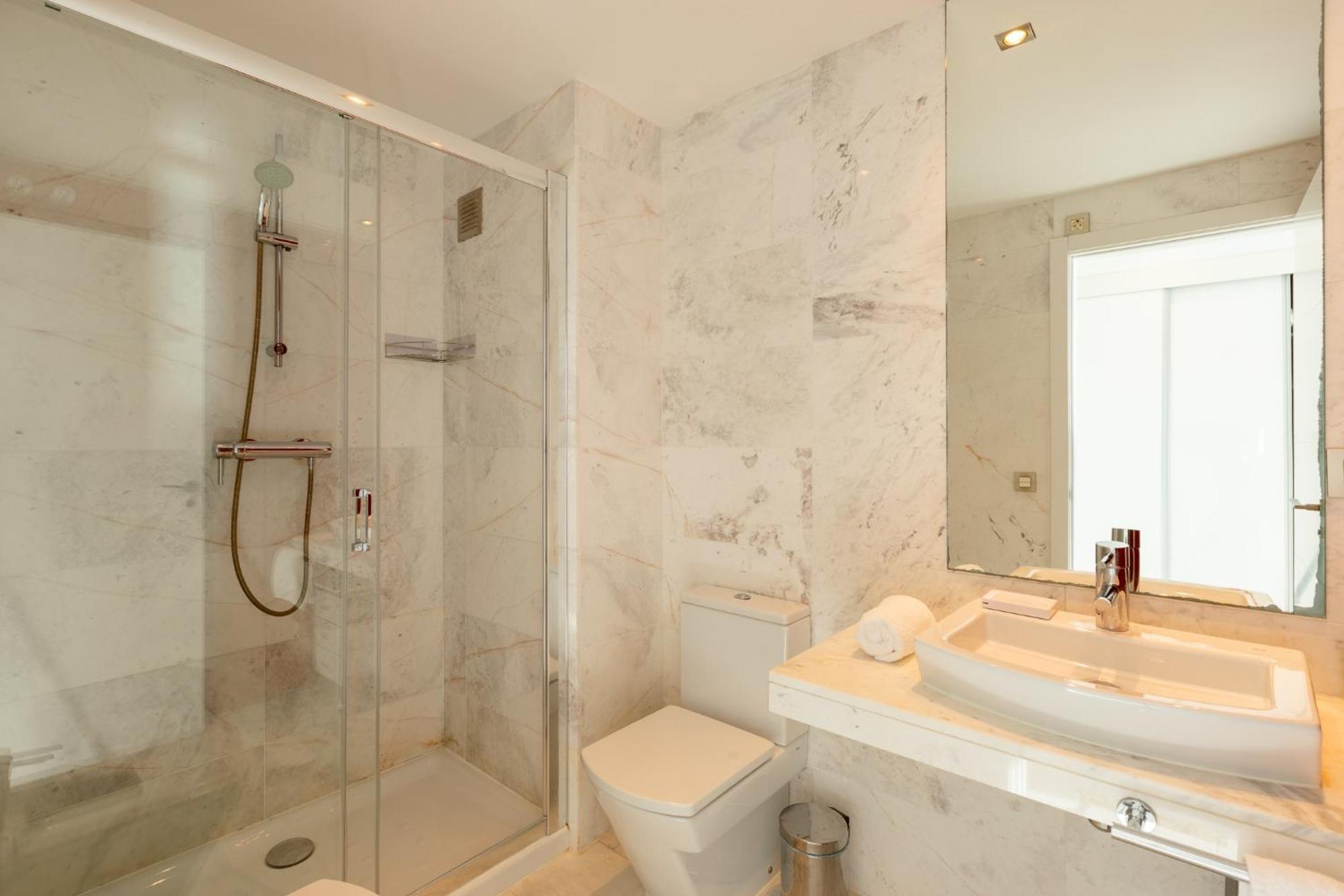 Plaja D En Bossa 4 Bedroom With Pool, Sea View & Only 8mins Drive To Airport Apartment Ibiza Town