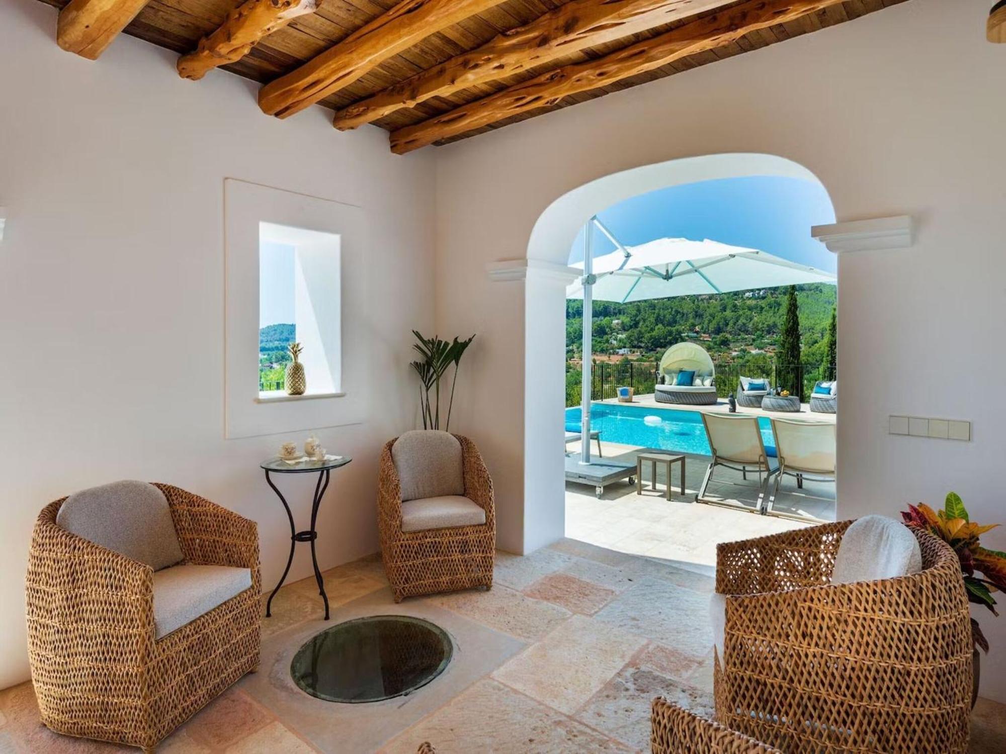 Villa With Children Play Area *