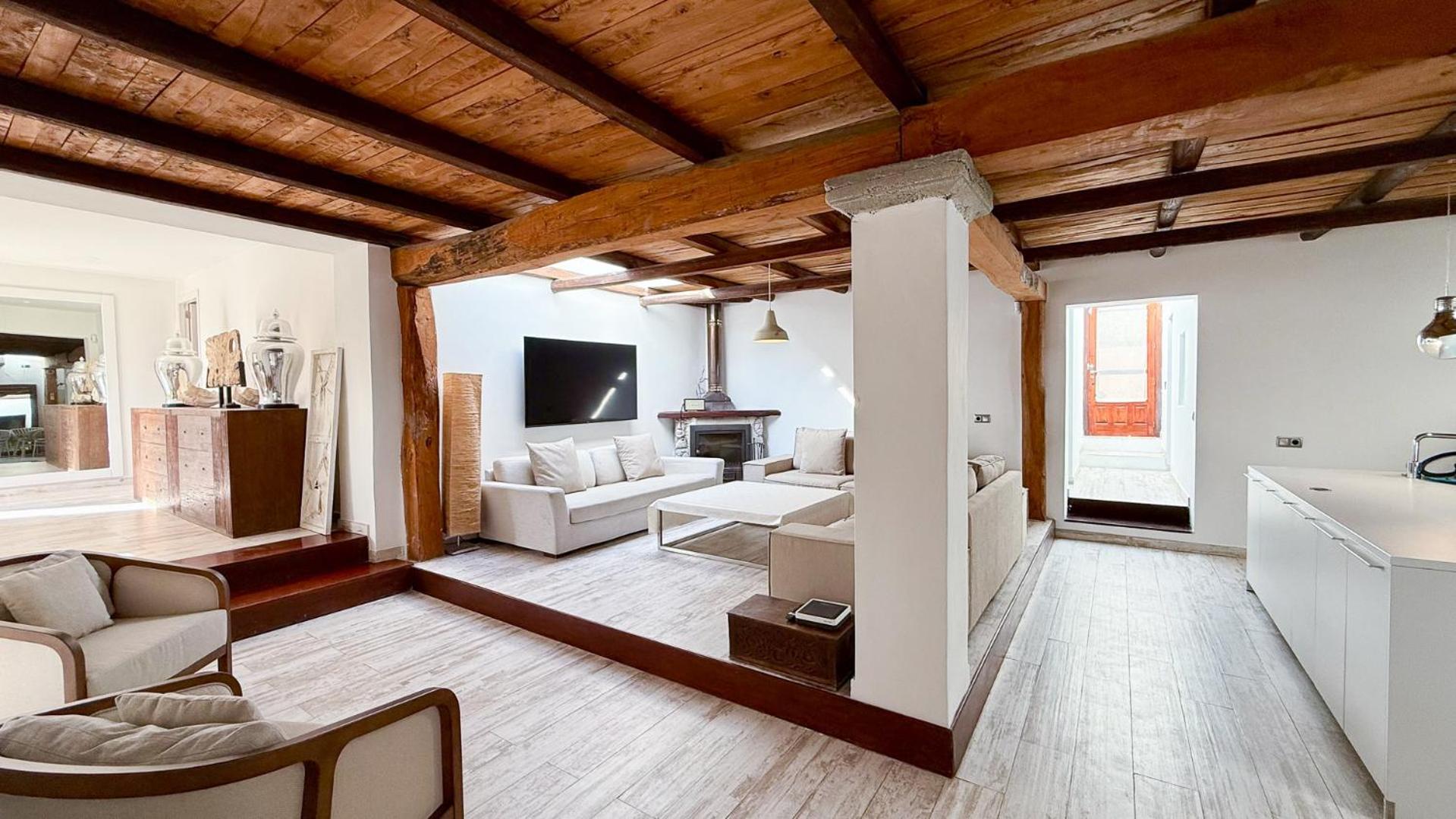 Calyssa Luxury Near Center *