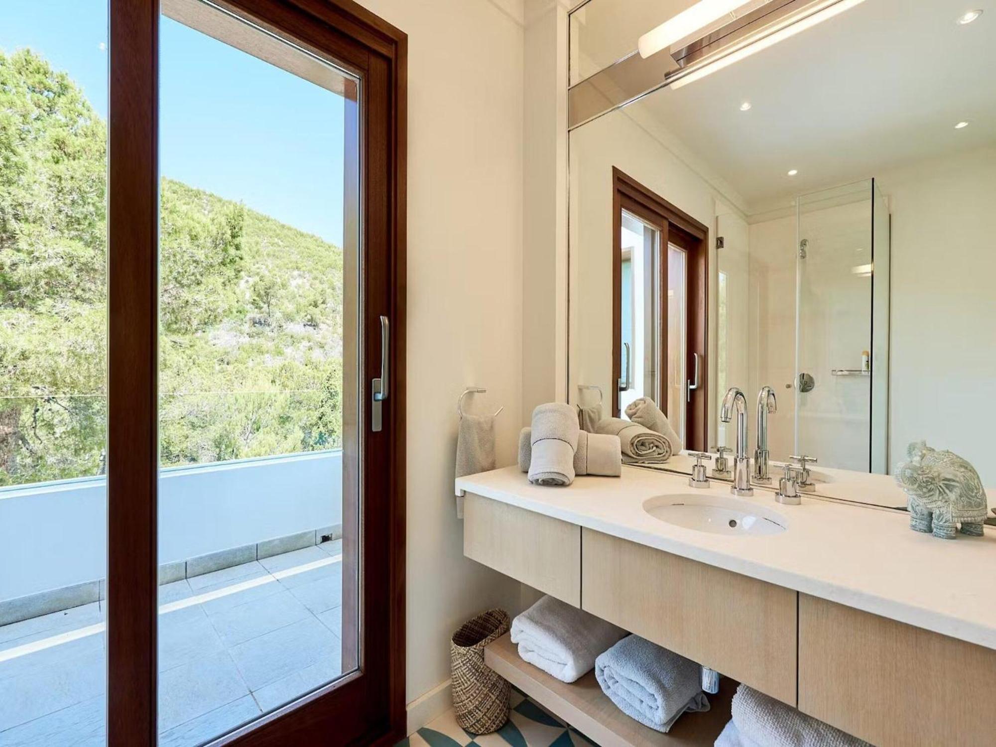 Magnificent In Luxurious Retreat Villa