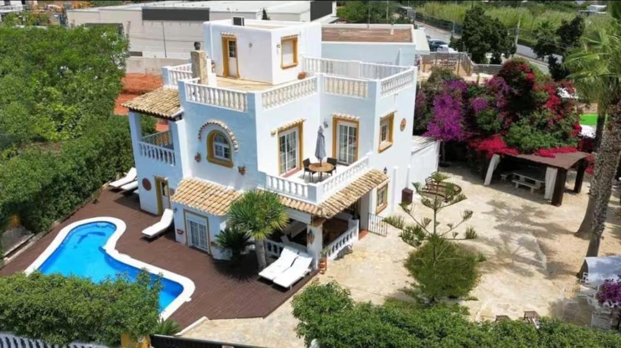 Alba Villa Santa Eularia des Riu