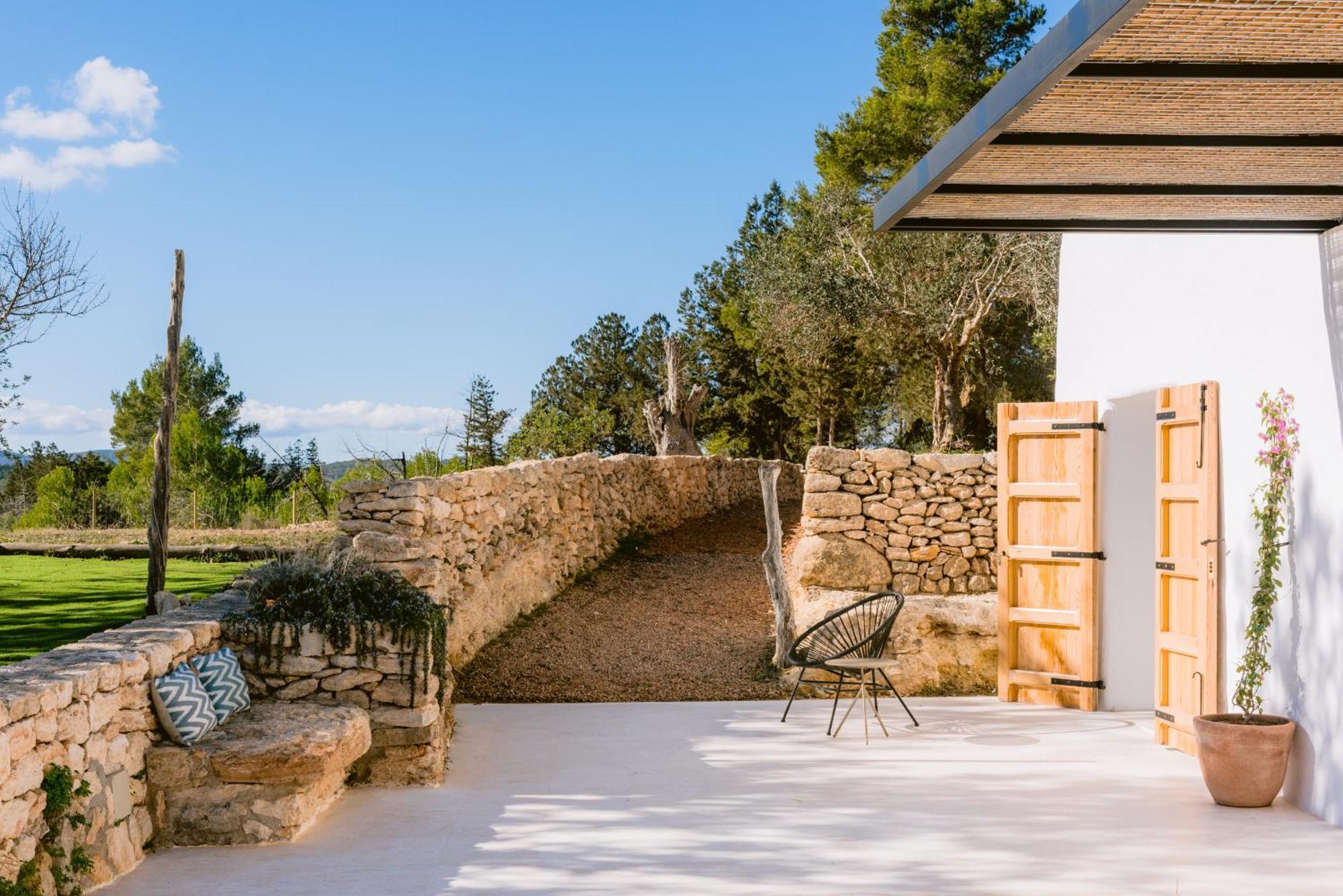 Es Pujolet Renovada 100 Porcien Un Refugio De Paz En El Corazon De Ibiza Piscina Ac Diseno Tranquilidad El Verdadero Ibiza Villa *