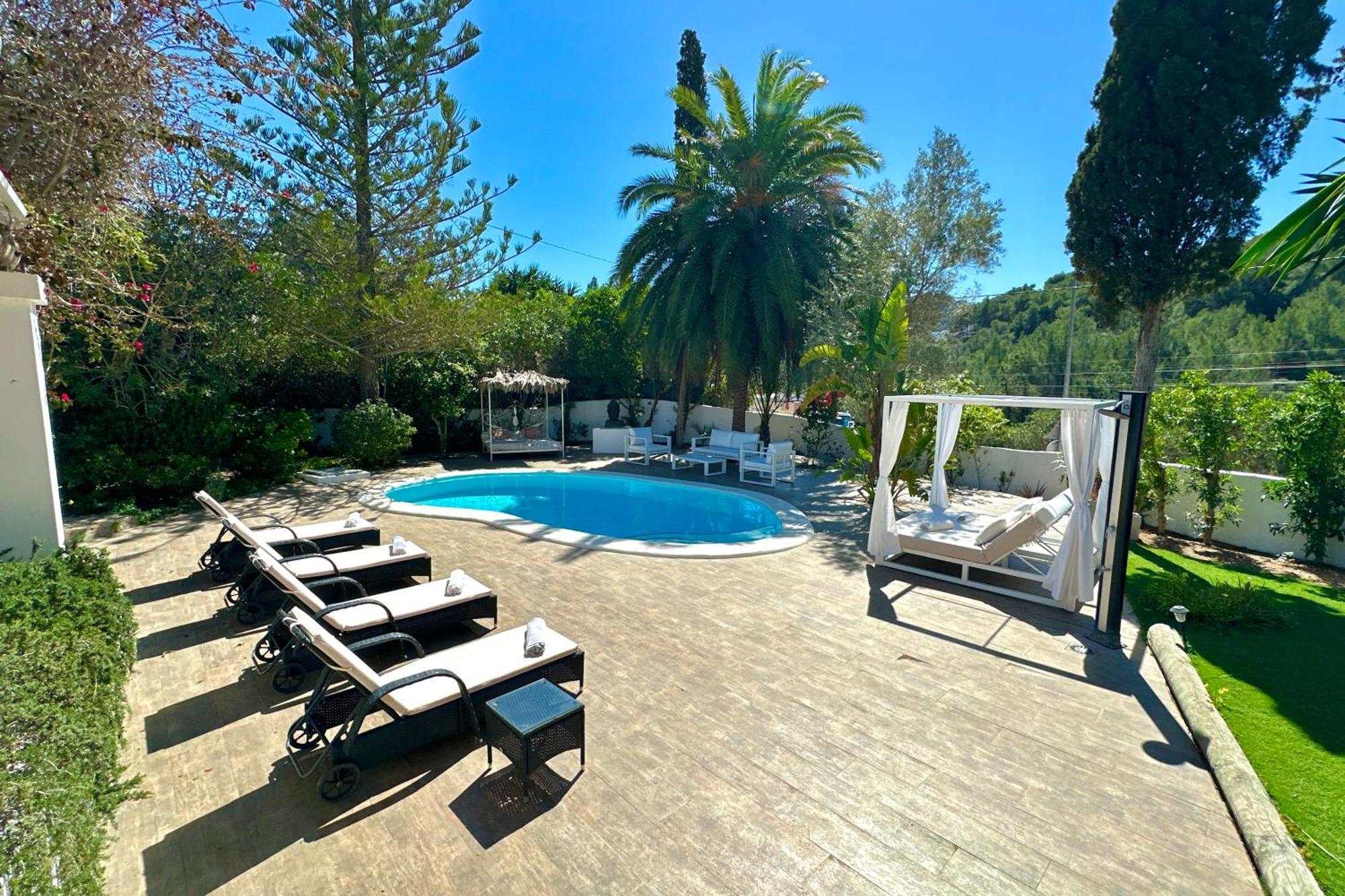 Stylish Ibiza Near Beaches Private Pool & Lush Garden *