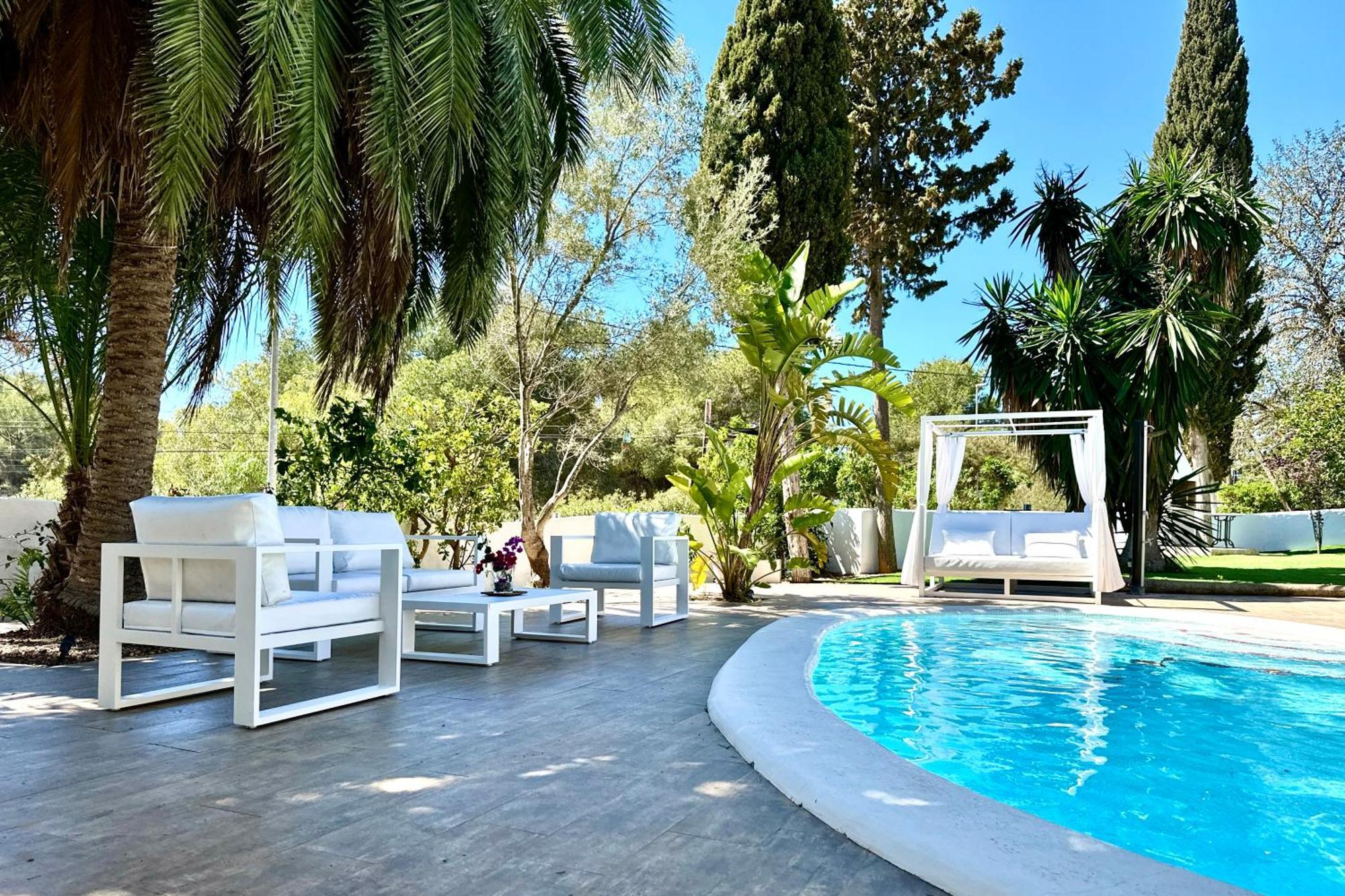 Stylish Ibiza Near Beaches Private Pool & Lush Garden