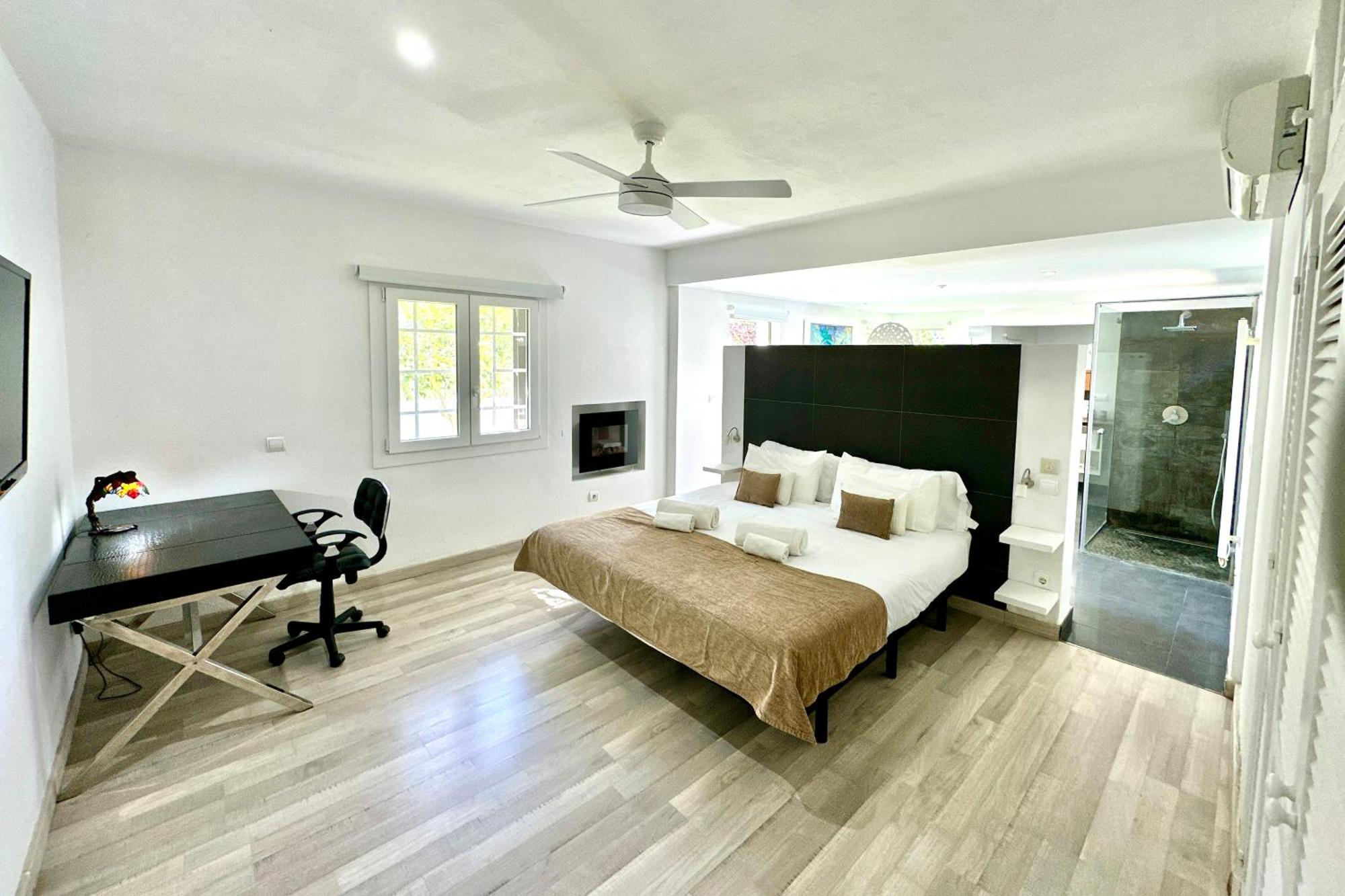 Stylish Ibiza Near Beaches Private Pool & Lush Garden Villa Cala Llonga (Ibiza)