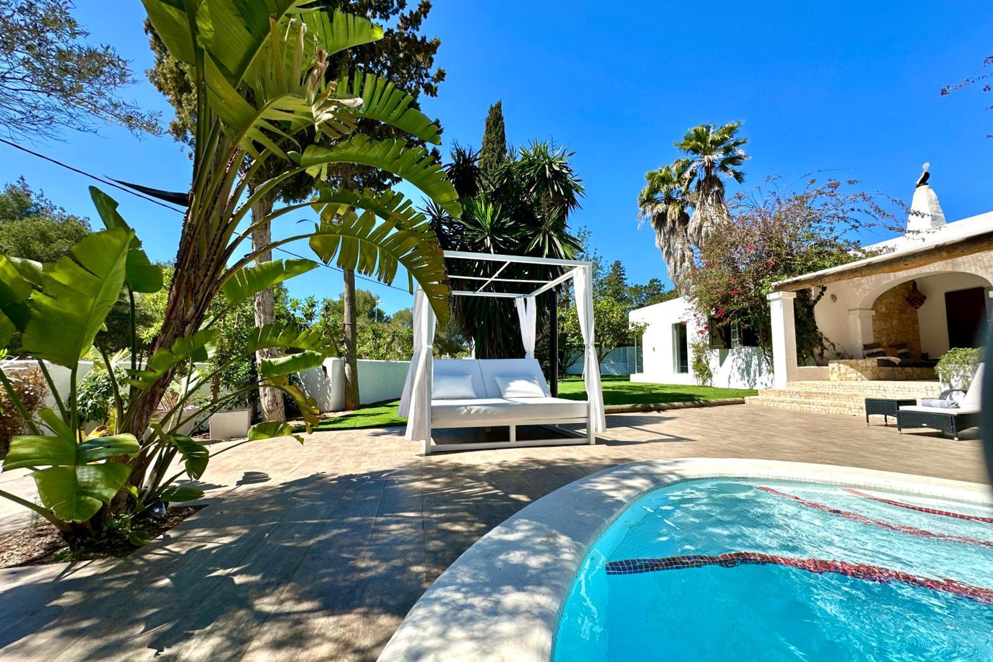 Stylish Ibiza Near Beaches Private Pool & Lush Garden