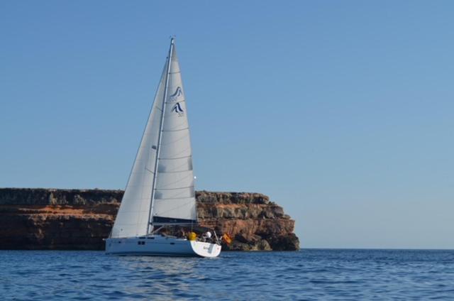 Velero Ariel Botel San José