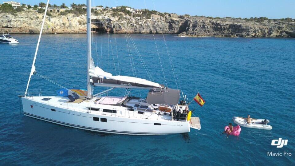 Botel Velero Ariel *