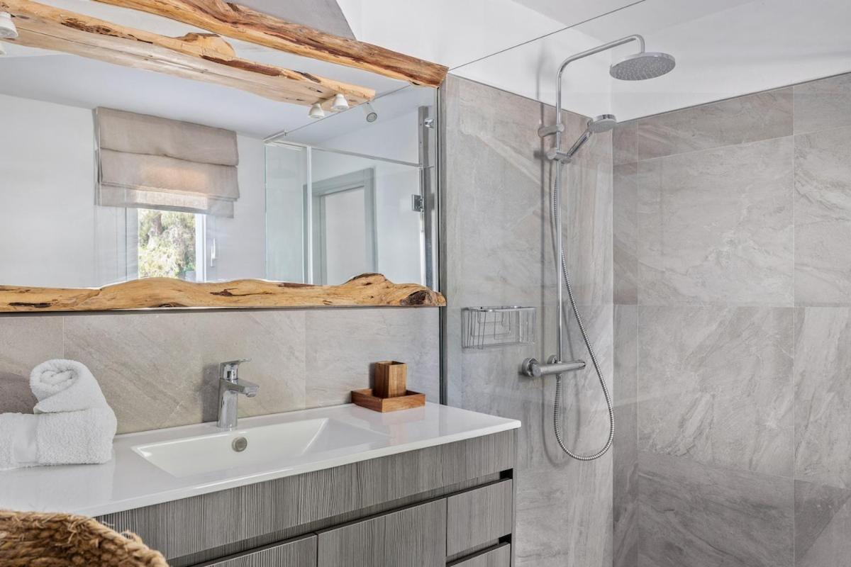 Beautiful 3 Minutes Near Cala Jondal Villa *