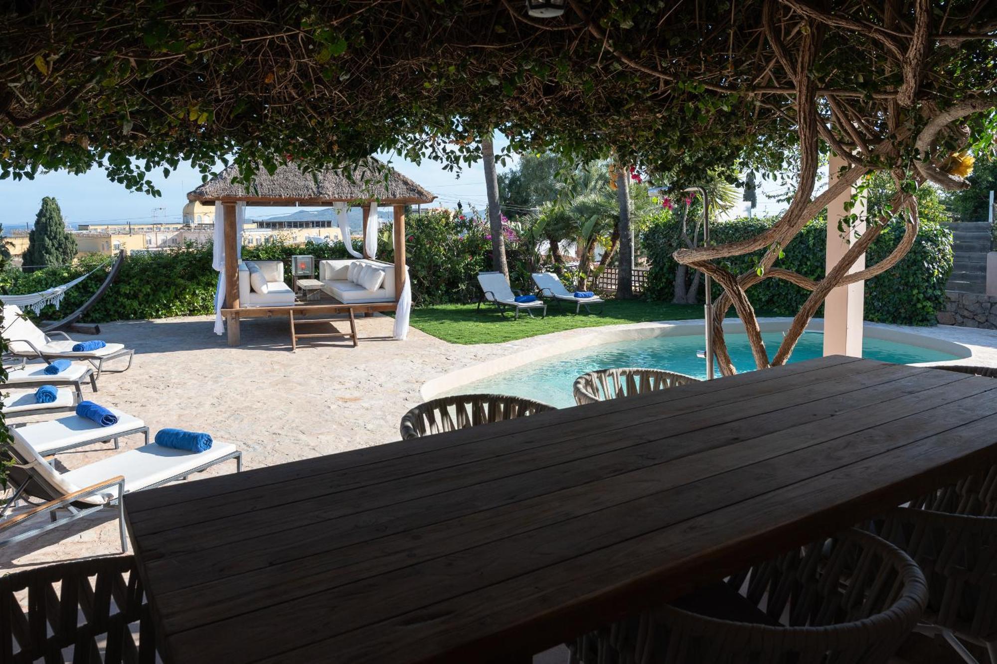 Calyssa Luxury Near Center