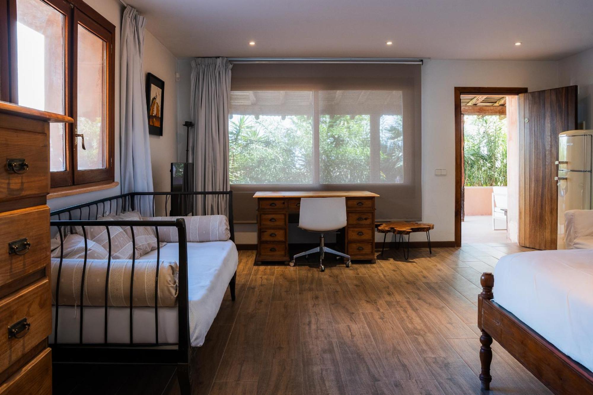 Calyssa Luxury Near Center *