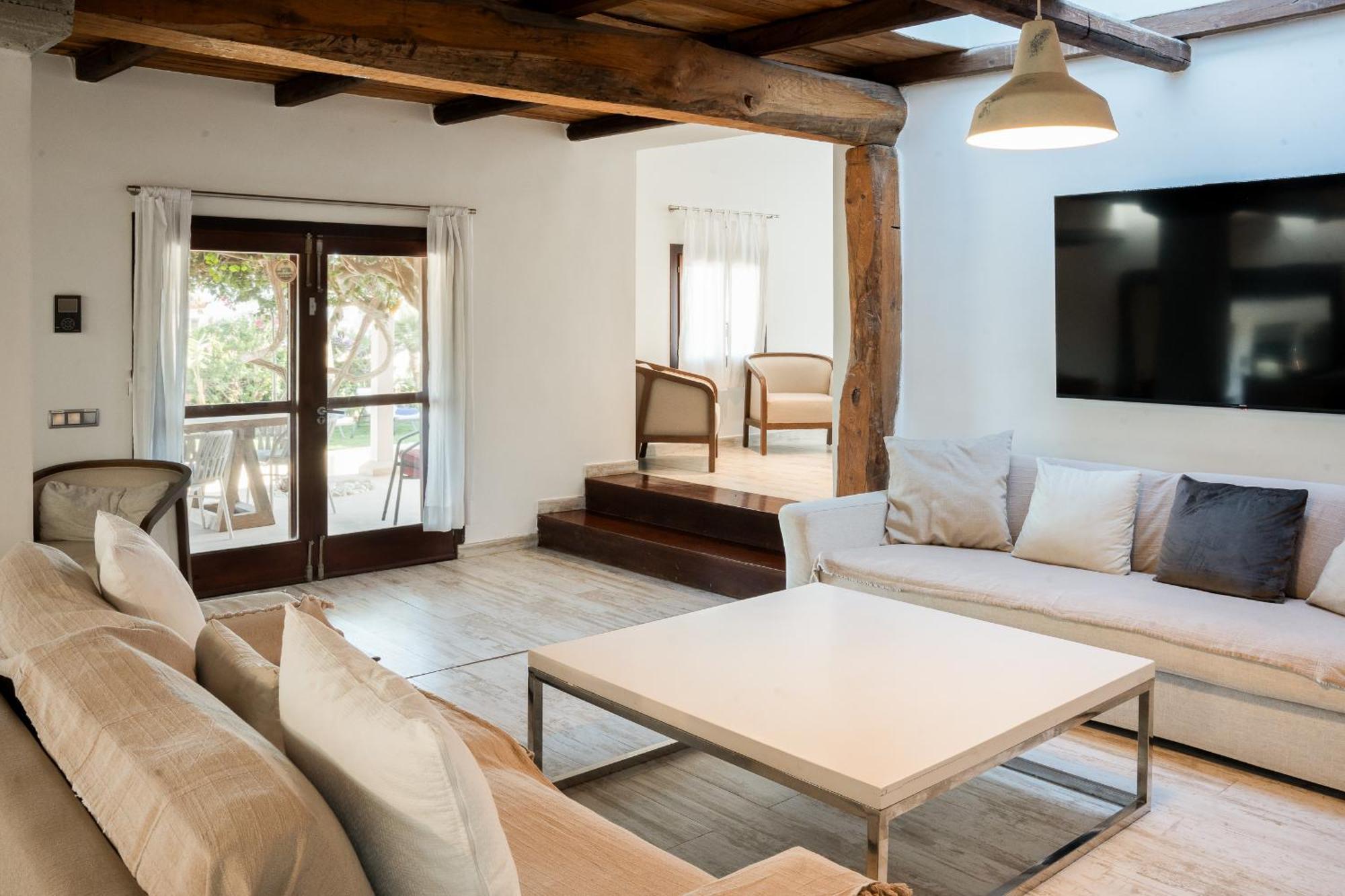 Calyssa Luxury Near Center