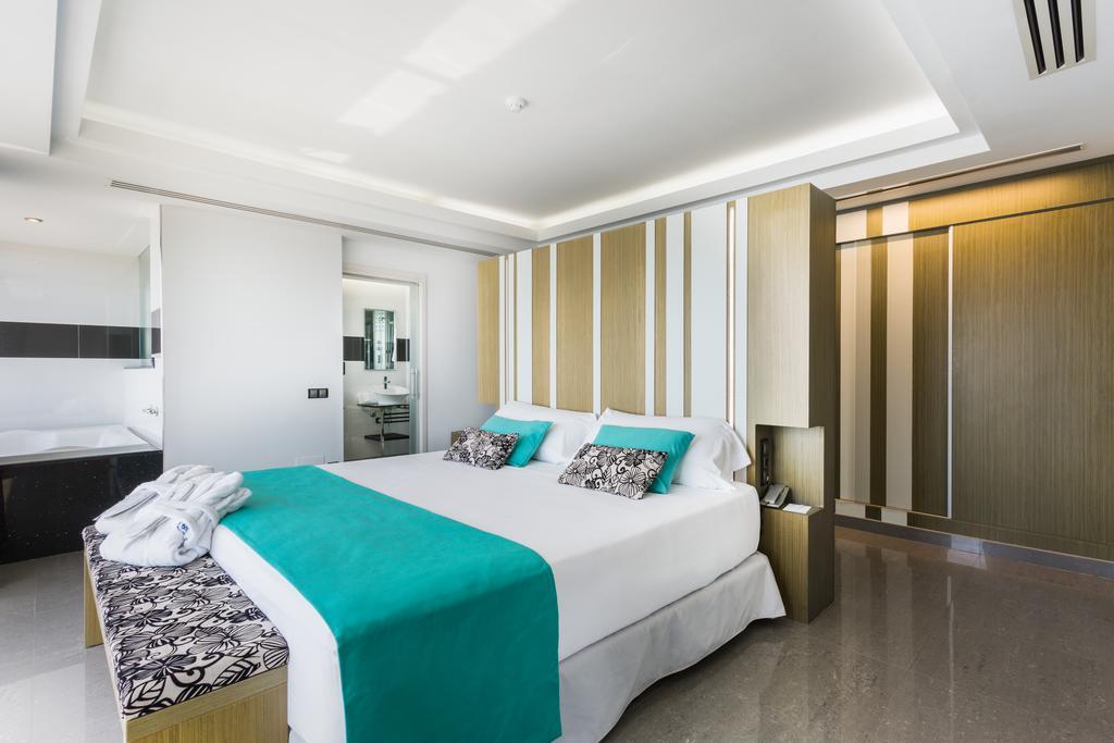 The Ibiza Twiins - 4* Sup Hotel