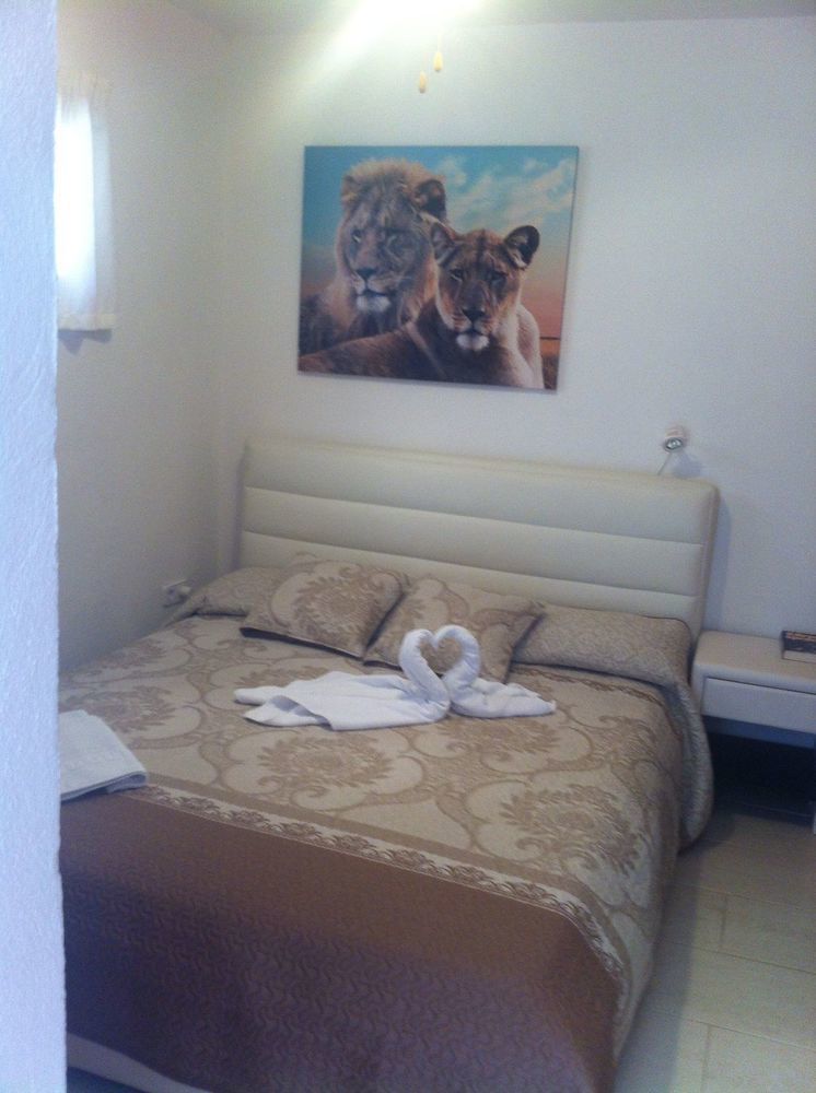 Del Rey Apartment *