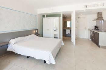 Aparthotel Puerto Cala Vadella