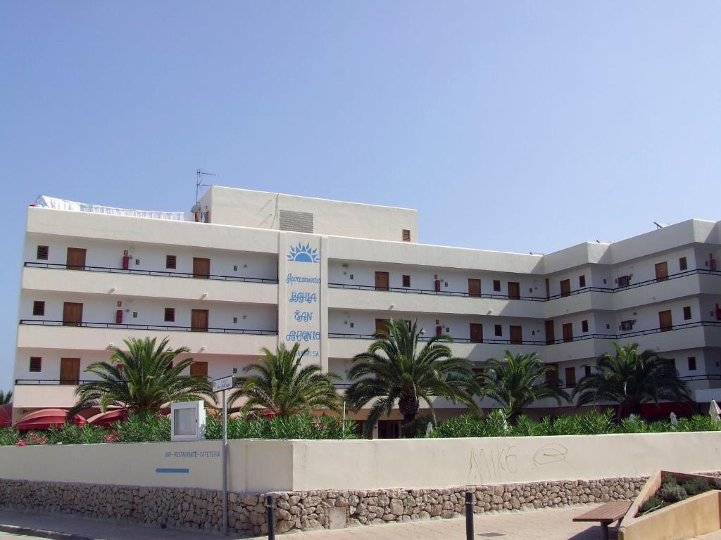 Aparthotel Bahia De San Antonio