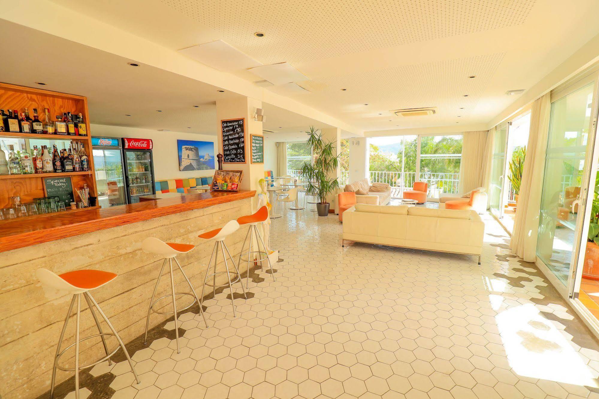 Hotel Es Mitjorn 2*