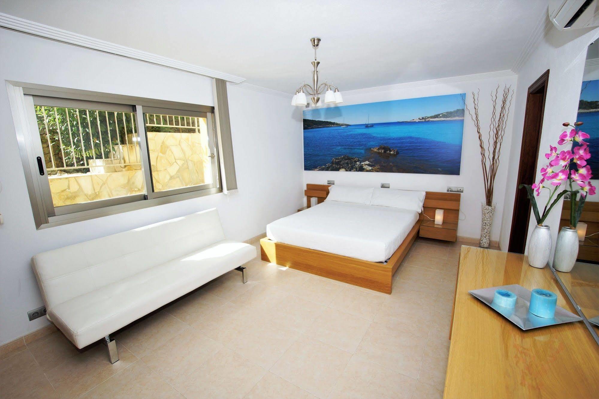 Costa Ibiza Alquiler Anual Villa *