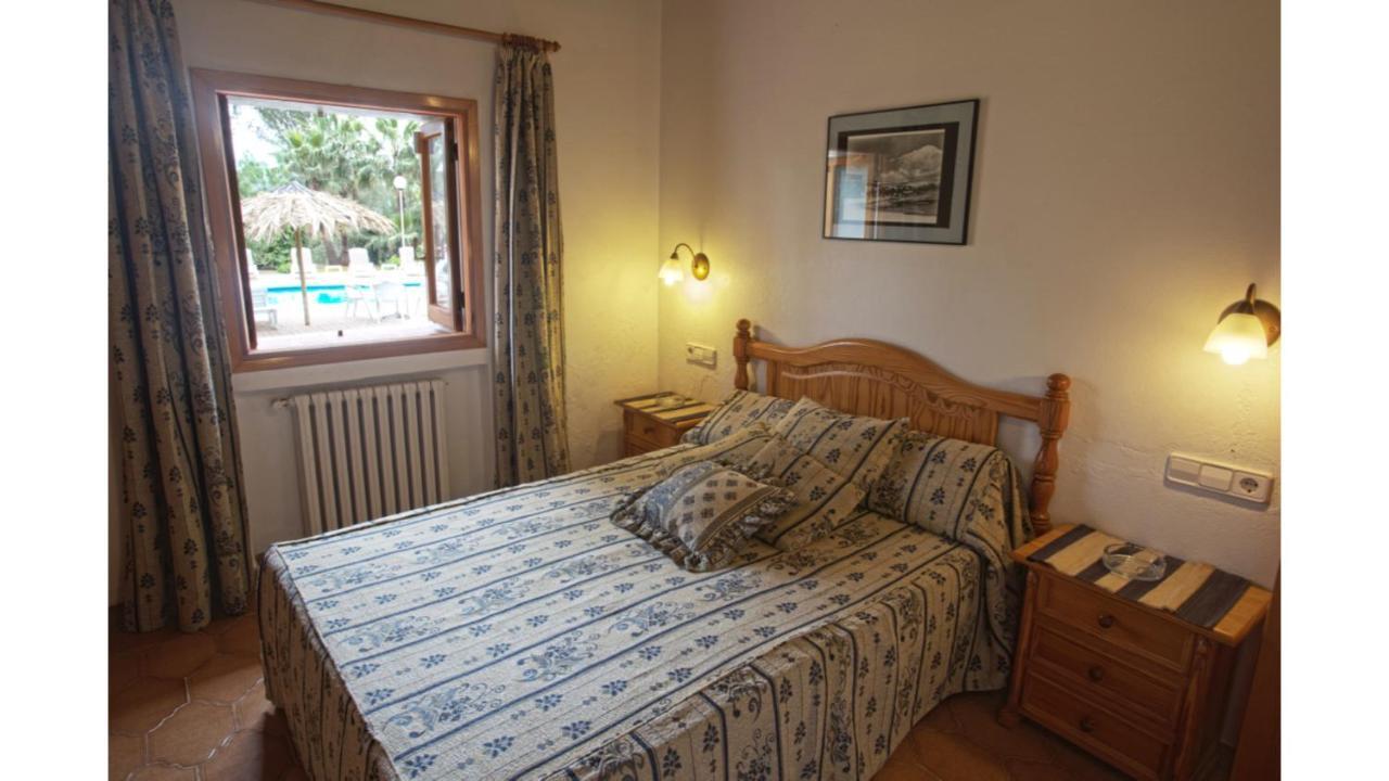 Nieves: Rural Retreat Near Villa *