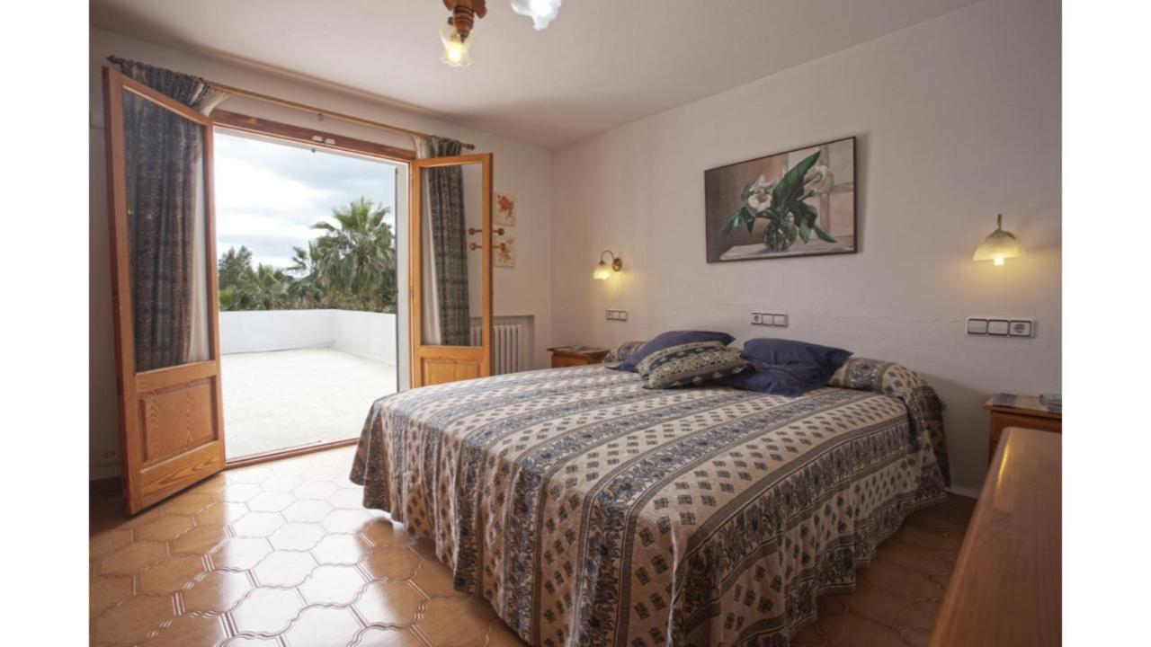 Nieves: Rural Retreat Near Villa *