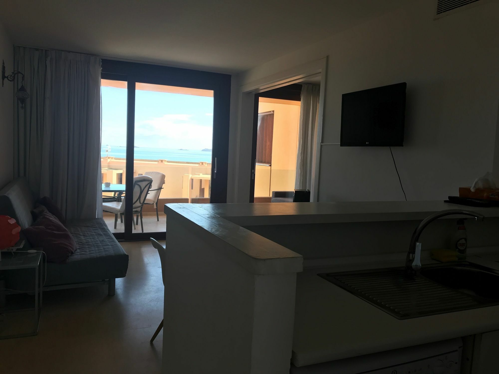 White Aparts Apartment *