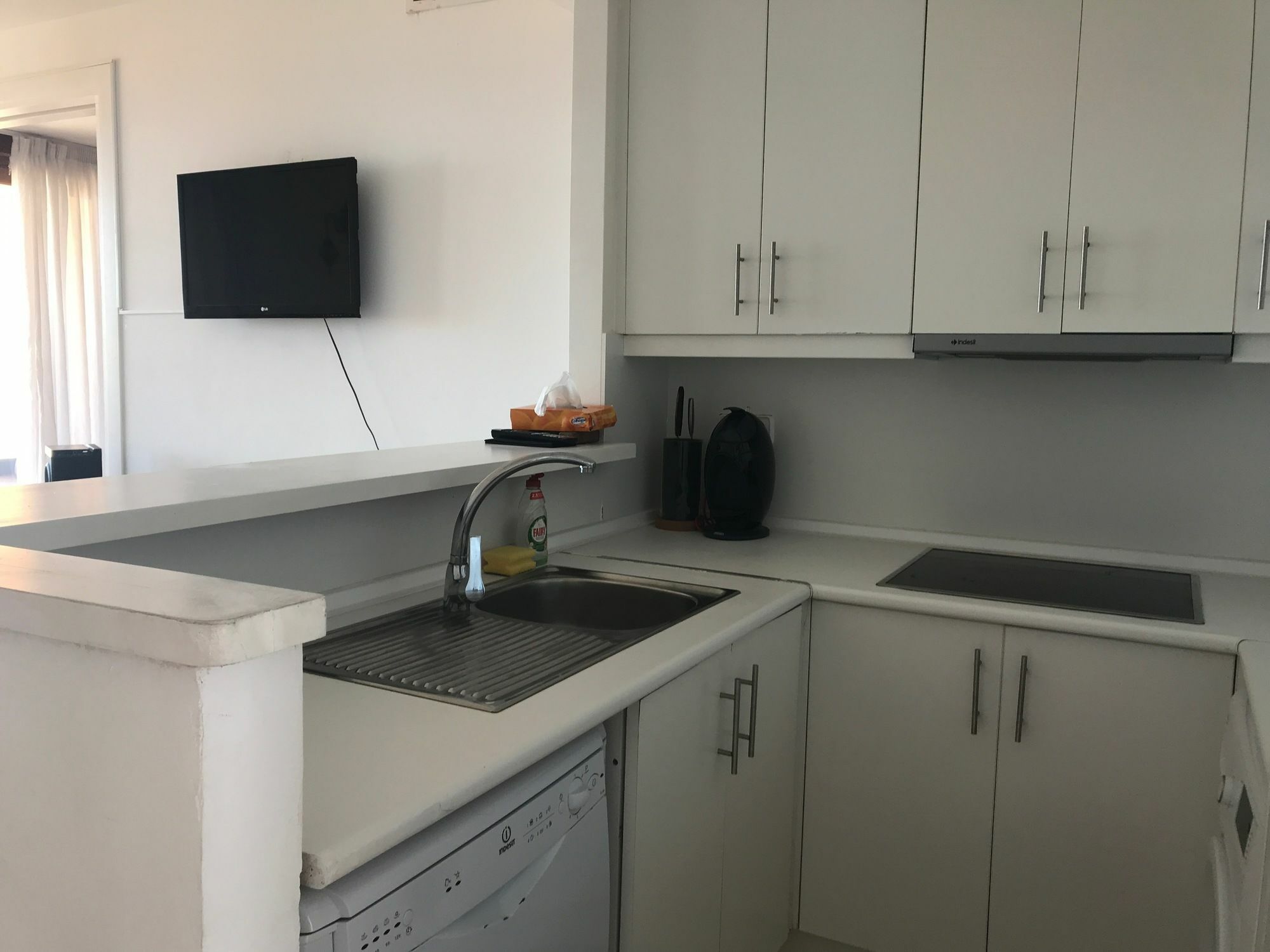 White Aparts Apartment *