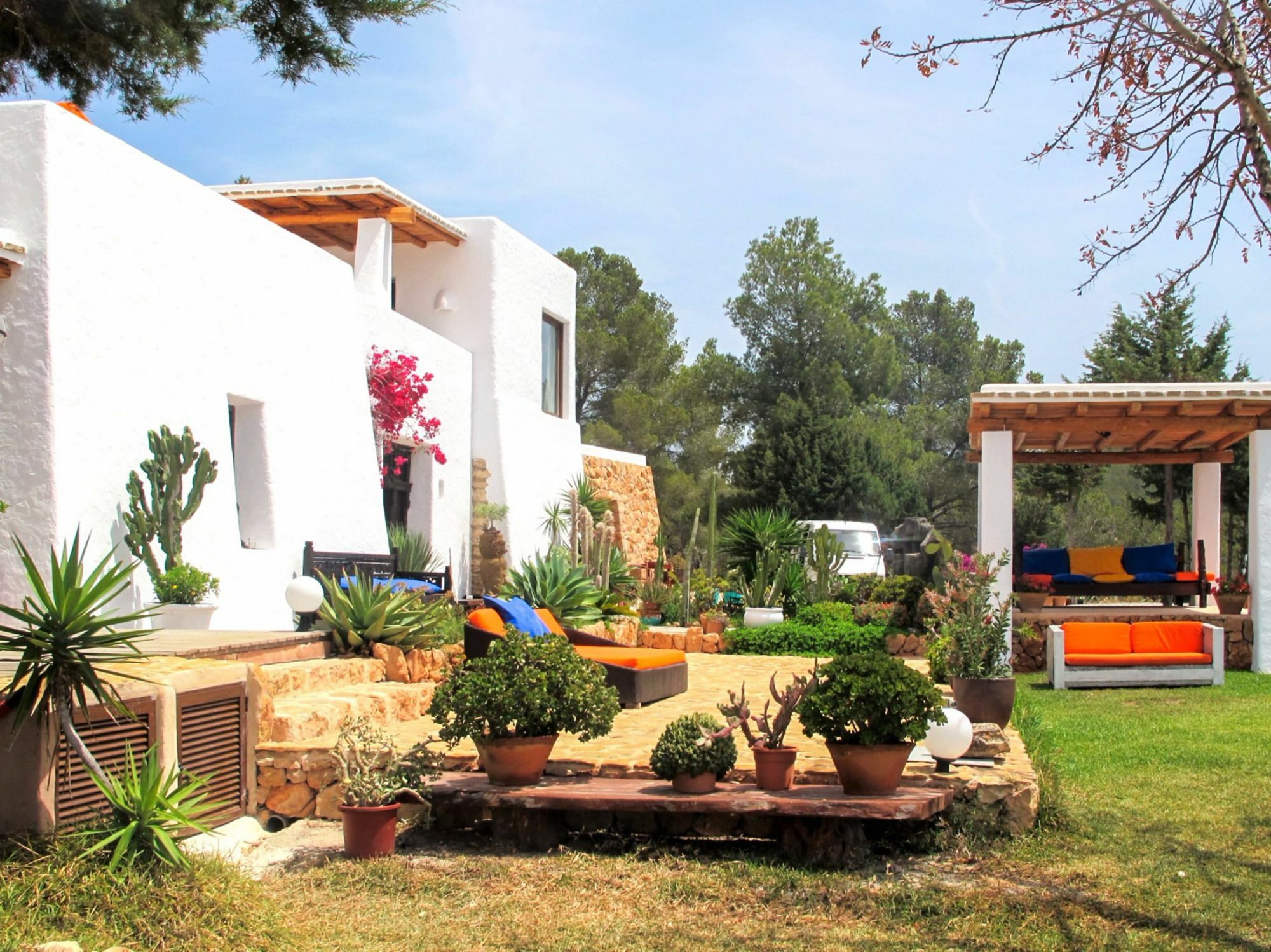 Weedy Villa San Antonio (Ibiza)