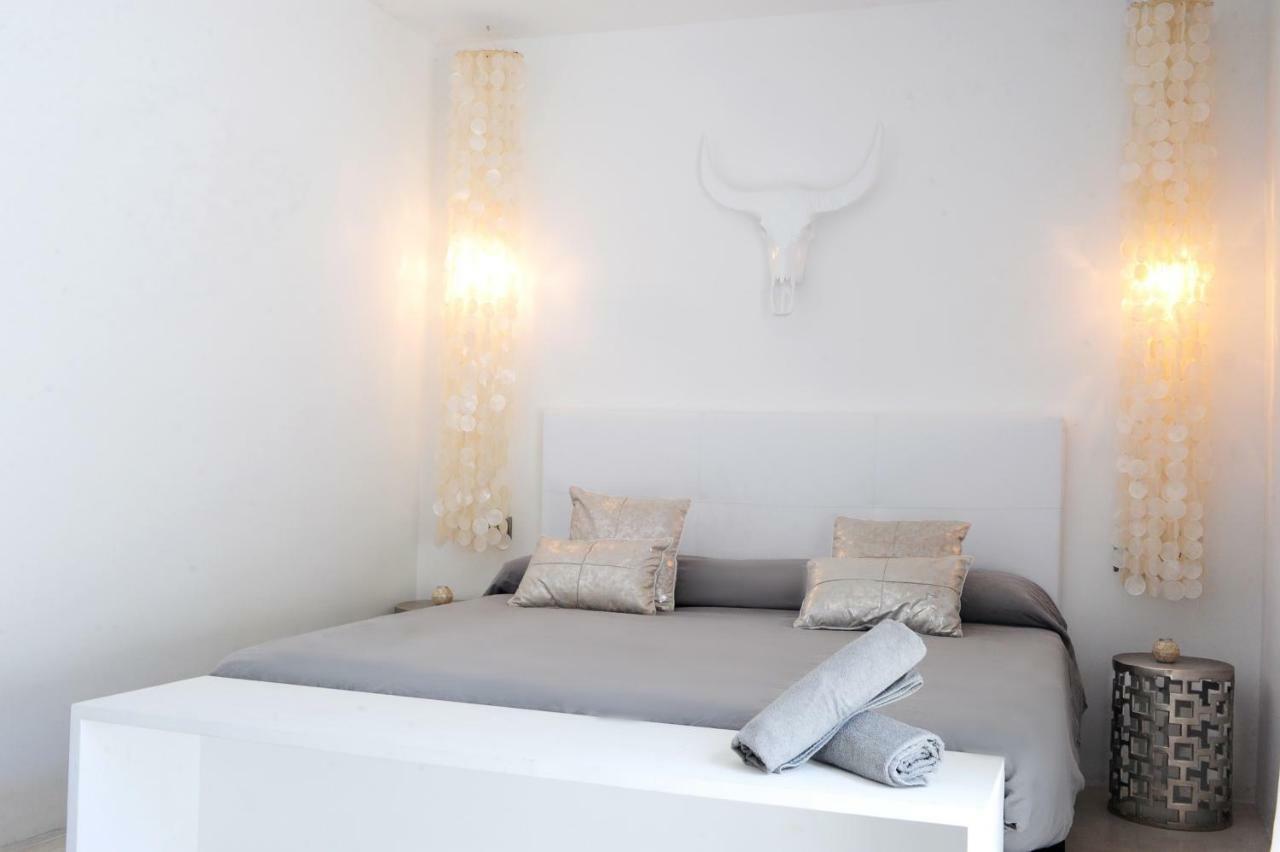 Balinese Near The Outdoor Jacuzzi Pousada Cala Llonga (Ibiza)