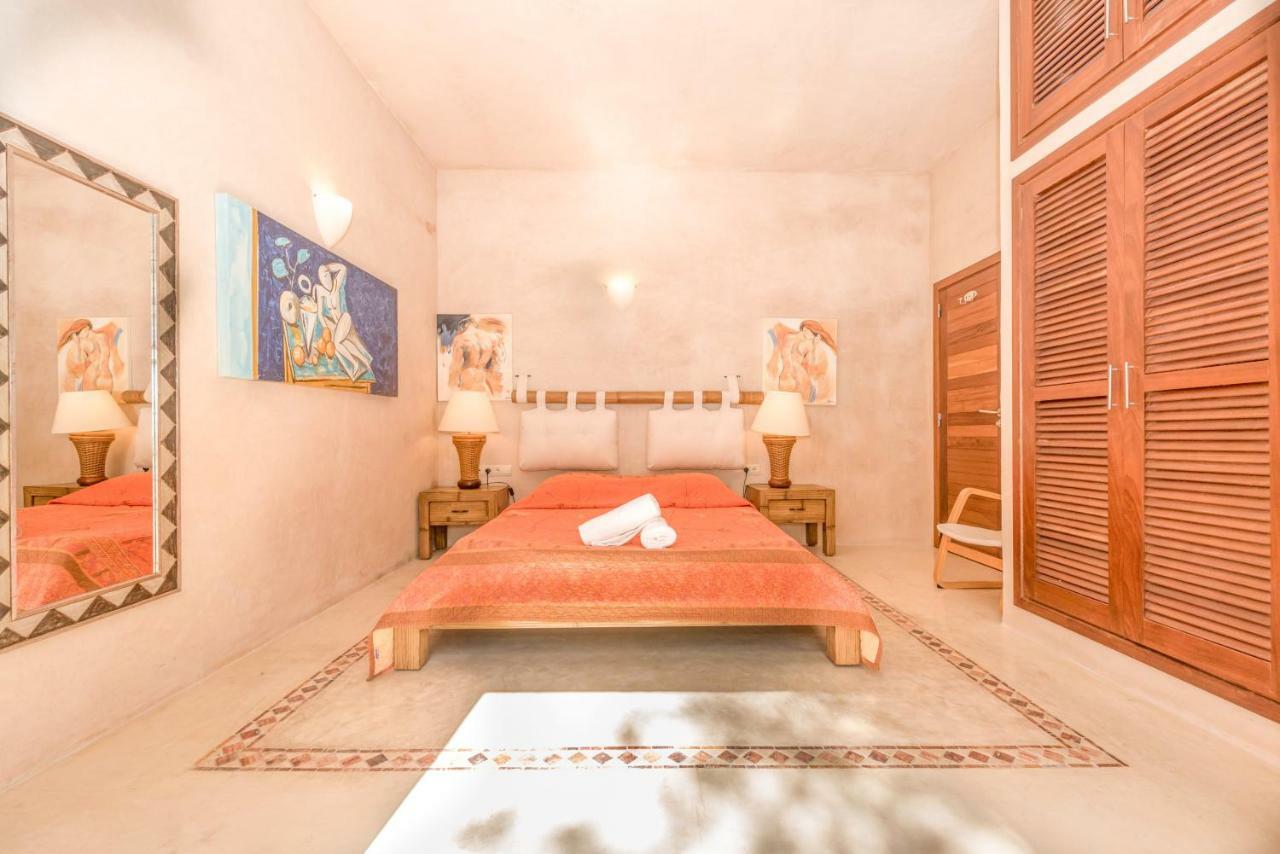 Oasis Complex Cala Llonga (Ibiza)