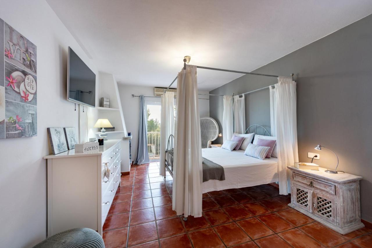 Mercedes * Cala Llonga (Ibiza)