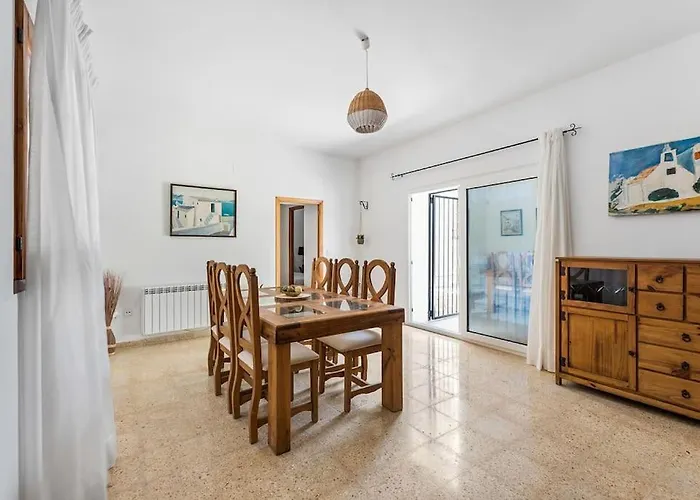 8 Guests Large Villa Near Bossa Beaches & Airport