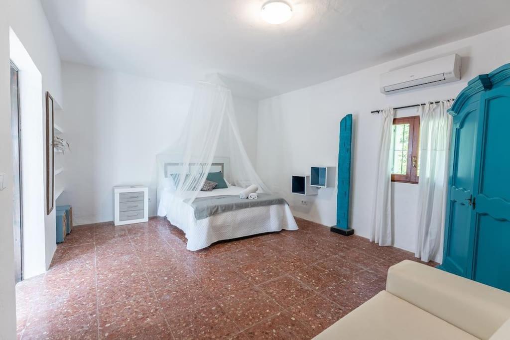 8 Guests Large Near Bossa Beaches & Airport San José