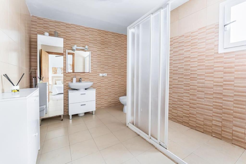 8 Guests Large Near Bossa Beaches & Airport *