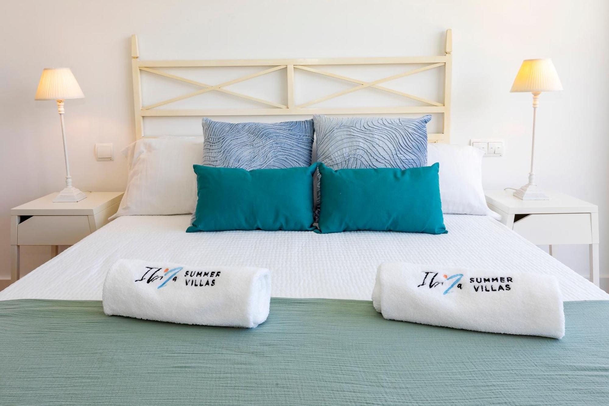 In Ibiza Town Sleeps 10 - Vue *