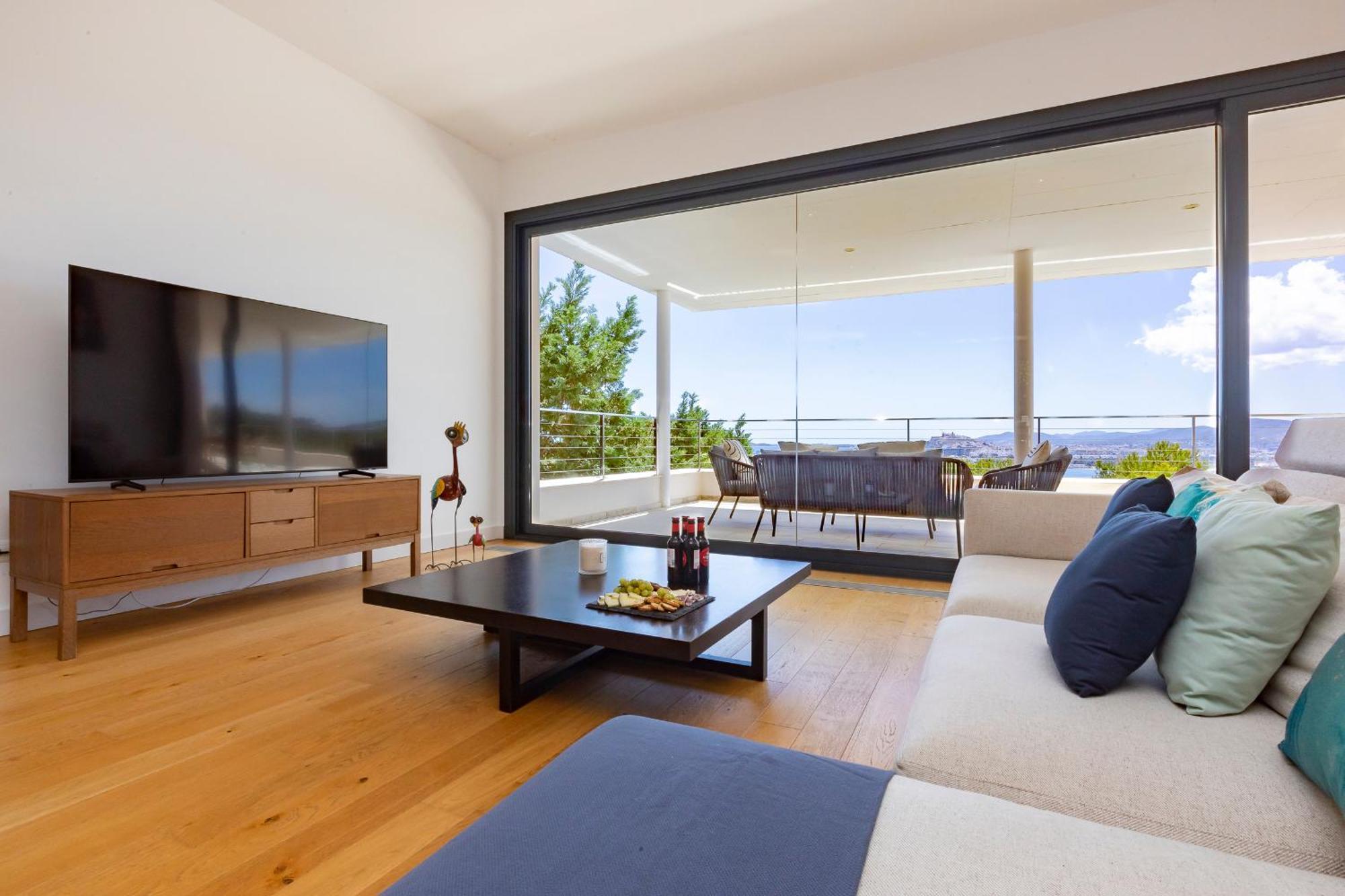 In Ibiza Town Sleeps 10 - Vue *