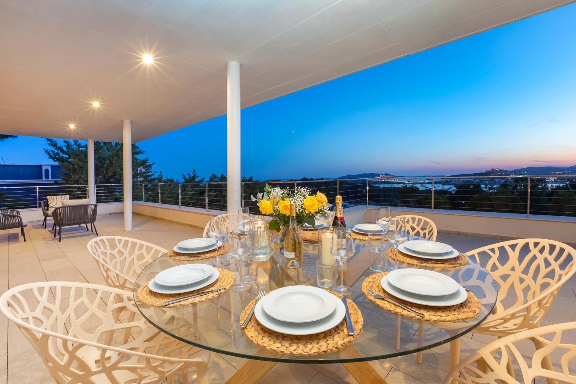 In Ibiza Town Sleeps 10 - Vue