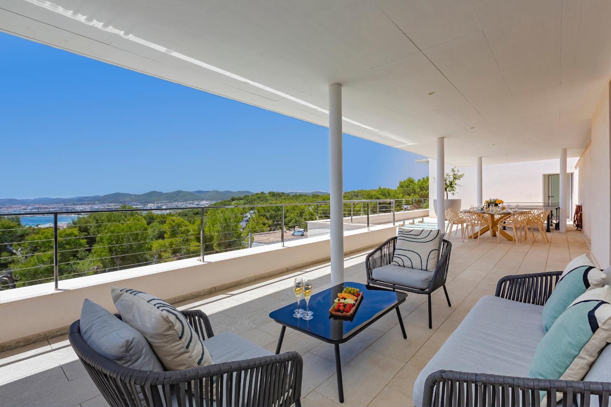 In Ibiza Town Sleeps 10 - Vue *