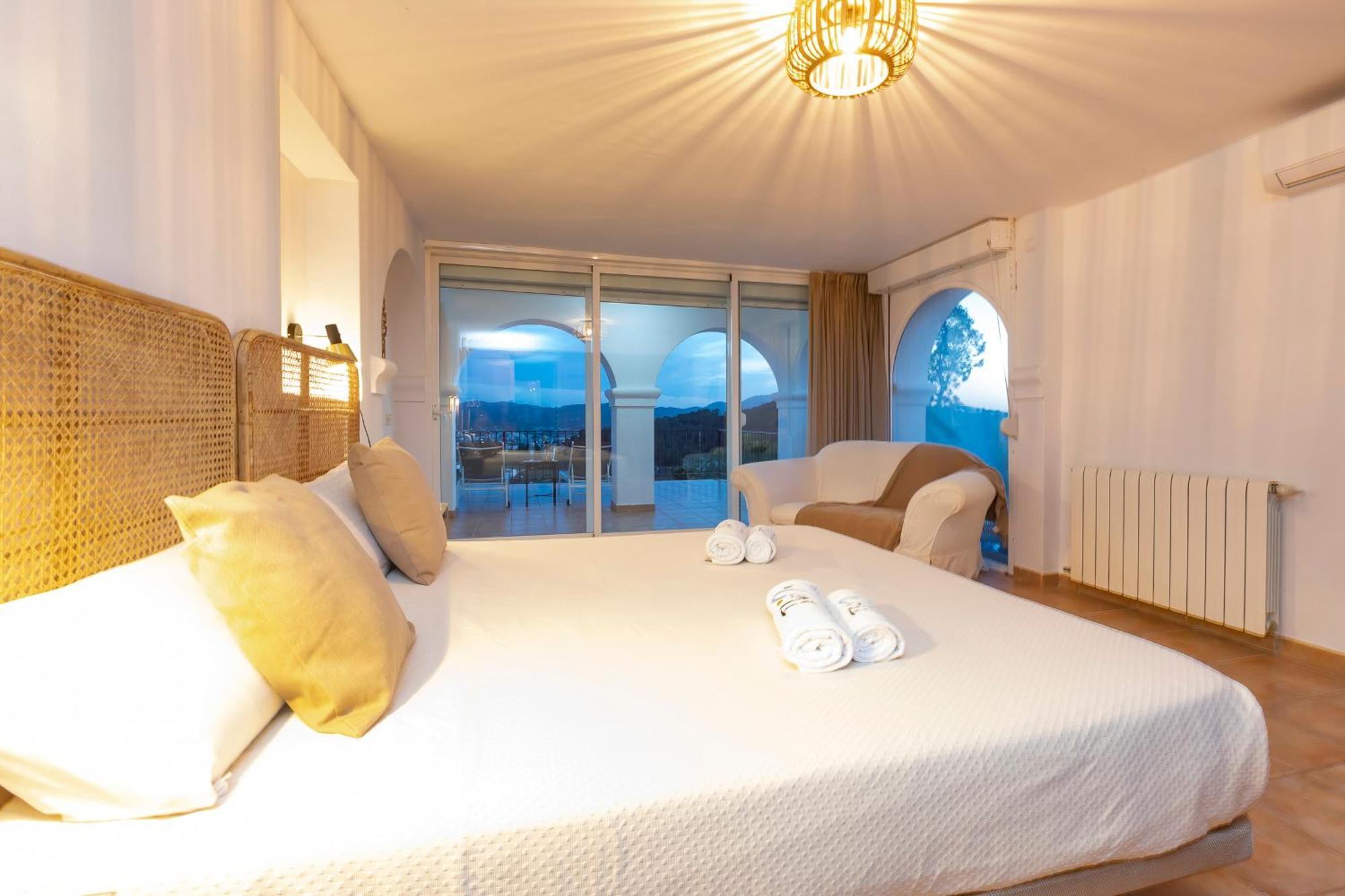 Villa Near San Antonio Sleeps 11 *
