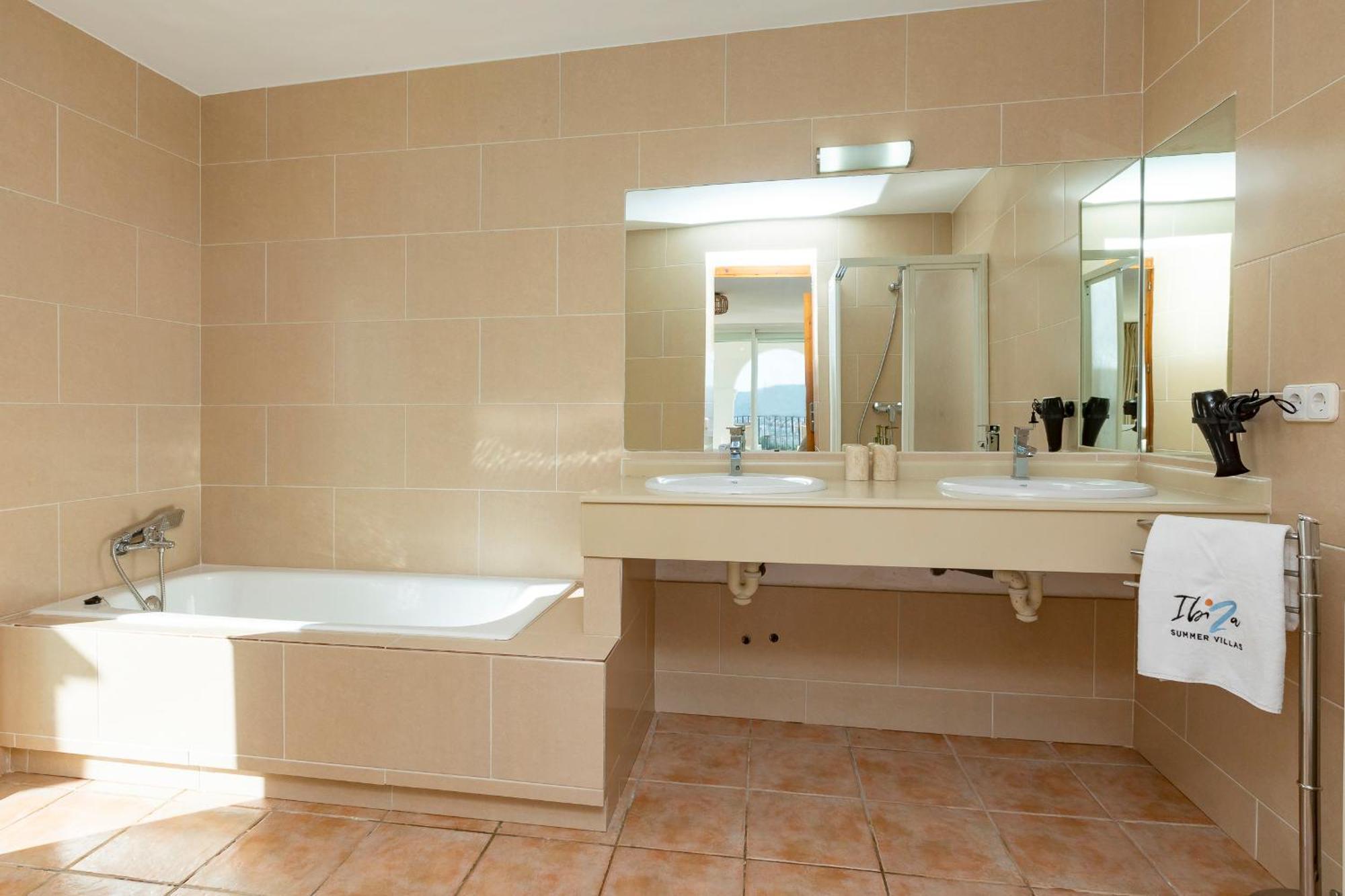Near San Antonio Sleeps 11 Villa *